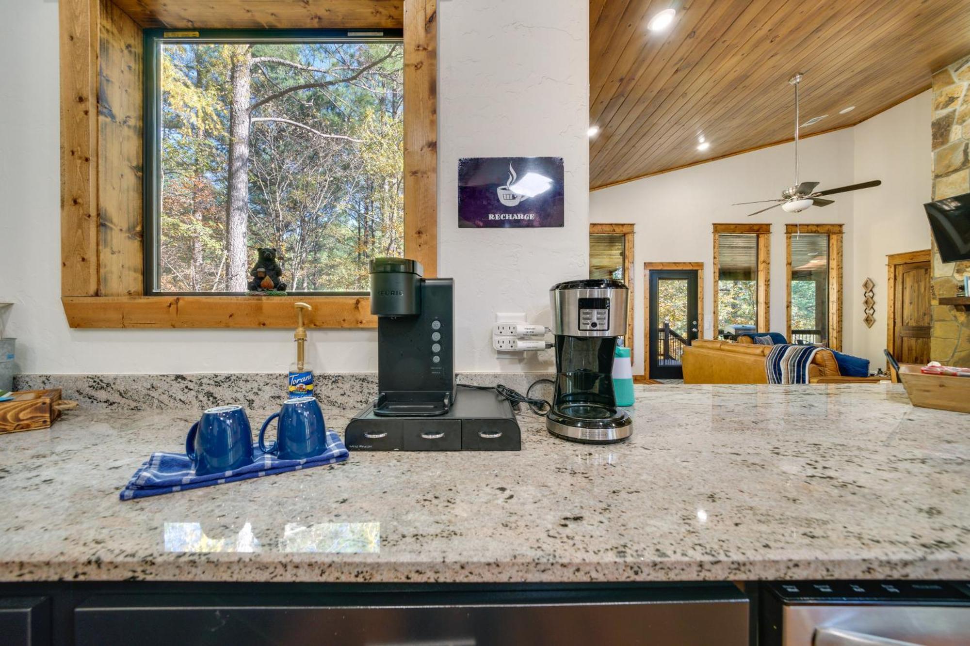Broken Bow Family Cabin With Fireplace And Hot Tub! Eksteriør billede